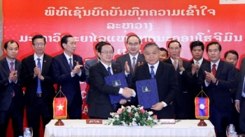 胡志明市国家大学与老挝国家大学加强合作