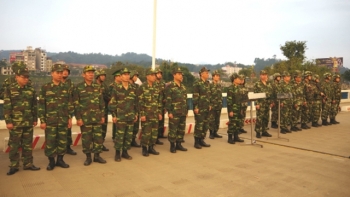 老街省边防部队与中国红河州公安边防支队开展2018年首次边境联合巡逻活动