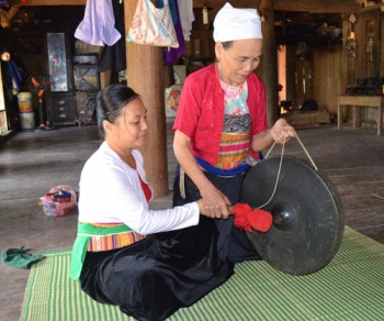 和平省高峰县保护汤芒族地区文化