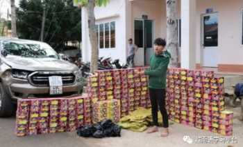 越南平福省两汽车走私429公斤鞭炮被查处