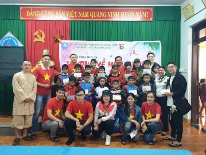 在中国北京越南留学生协会向茶棱乡向受灾群众送去过春节品
