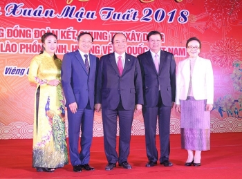 阮春福总理和老挝政府总理通伦·西苏里走访老挝企业及与旅老越南人共迎新春