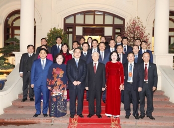 越南党、政府领导分别拜年河内及岘港市政府和市民