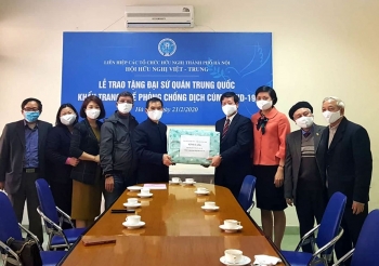 河内市越中友好协会向中国驻越大使馆捐赠了1000个口罩