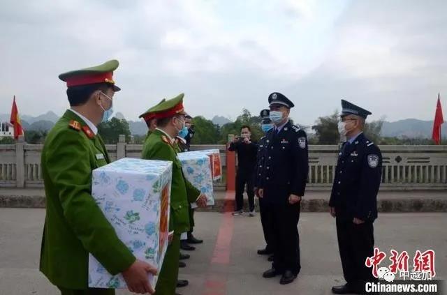 越南高平省禁毒部门向广西捐赠5000个医用口罩