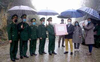 河江口岸小组委员会向中国边境开放试验性开采管理委员会捐赠了5000医用口罩