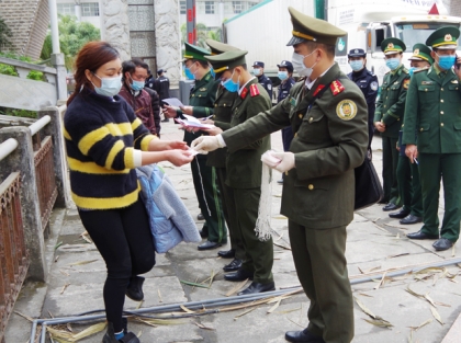 中国警方向河江省警察移交25名非法入境越南人员