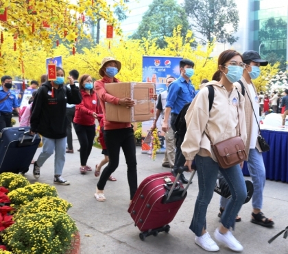 胡志明市为贫困大学生、劳动者举行将春节带回家活动