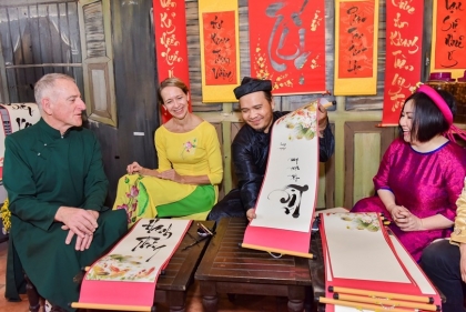 国际朋友对越南传统春节和包粽子习惯颇感兴趣