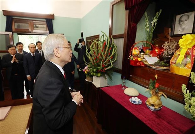 越共中央总书记、国家主席阮富仲在67号房向胡志明主席上香