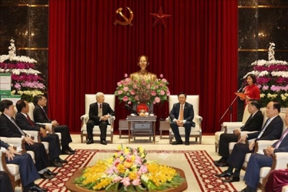越共中央总书记、国家主席阮富仲向首都河内党委、政府和军民拜年