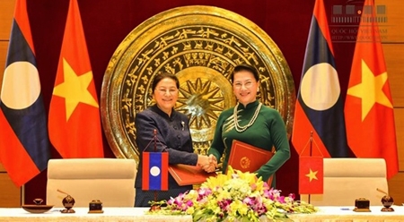 越南党、政府、国会领导人轮流会见老挝国会主席巴妮•雅陶都