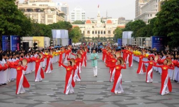 3000名女生身穿奥黛游行庆祝胡志明市奥黛节
