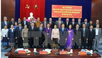 老挝国会主席对越南金瓯省和薄辽省进行访问
