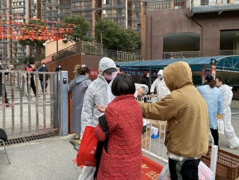 中国媒体：解除隔离回家，这些武汉人重新拥抱阳光灿烂的日子