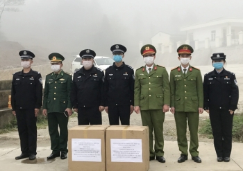 同文和苗瓦警察向中国云南富宁县公安局捐赠了医用口罩