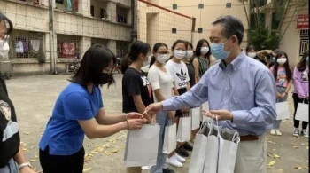 中国驻越南大使看望在越中国留学生并发放“健康包”