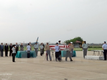 美国军人遗骸归国仪式在岘港市举行
