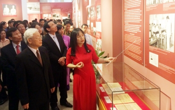 越共总书记阮富仲参观“黎笋总书记：生平与事业”展