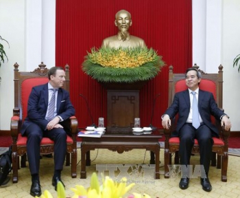 越共中央经济部部长阮文平会见越南欧洲商会主席吕波特