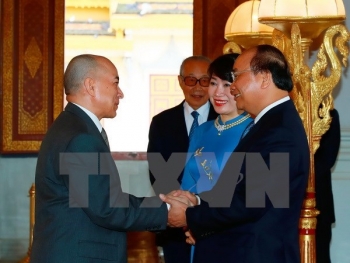 政府总理阮春福拜会柬埔寨国王诺罗敦•西哈莫尼