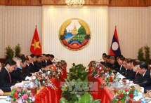 老挝媒体：阮春福总理访老之旅为深化越老两国关系注入新动力