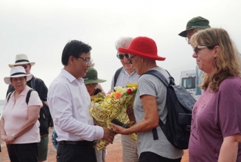广平省接待乘船入境的首个外国旅行团