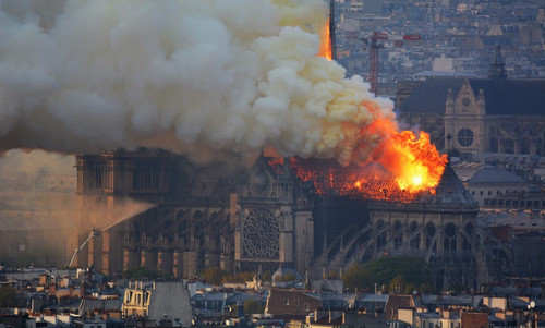 巴黎圣母院发生大火
