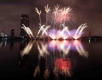 2018年岘港国际烟花节开幕 烟花在夜空绚丽绽放