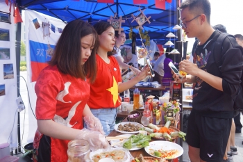 上海海事大学第十届国际文化交流节：越南展台最受欢迎