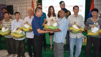 向旅居金边贫困越南侨胞和柬埔寨人民赠送礼物
