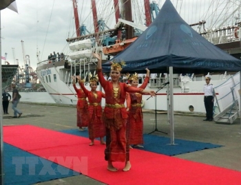 越南海军“黎贵惇”号帆船访问印度尼西亚