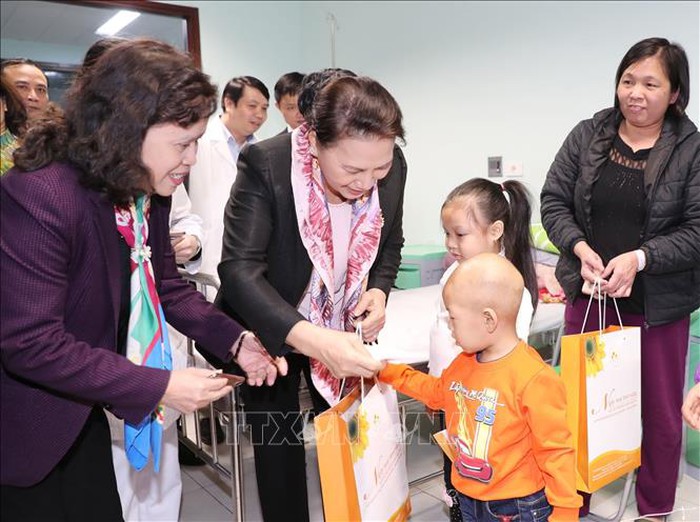 国会主席阮氏金银看望中央儿童医院癌症患儿并赠送慰问品