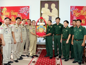 柬埔寨茶胶省公安厅代表团向安江省边防部队拜早年