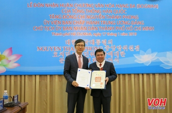 胡志明市人民委员会主席阮成峰荣获韩国总统授予的文化勋章
