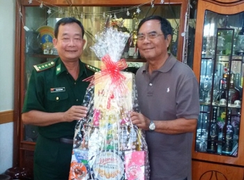 安江省边防部队向曾参加越南西南边境保卫战的老战士赠送礼物