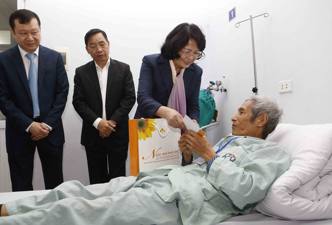越南国家副主席邓氏玉盛向贫困癌症患者拜早年