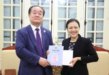 越友联主席阮芳娥会见了韩国越南学研究学会主席安庆焕教授