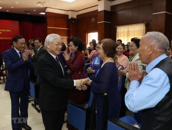 越共中央总书记、国家主席阮富仲与旅老挝越南人社群亲切交谈