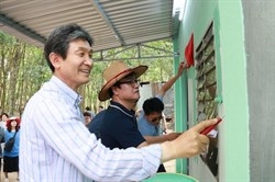 爱越南韩国人协会在平阳省开展志愿者活动