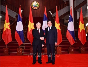 阮富仲会见老挝政府总理和国会主席
