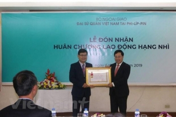 越南驻菲律宾大使馆荣获越南国家主席的二级劳动勋章