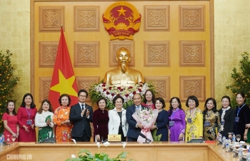 阮春福总理会见越南女企业家代表