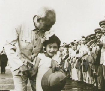 五岁中国小女孩第一次见到胡伯伯的难忘回忆