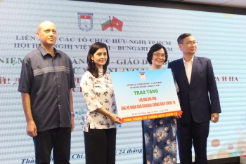 越南友好组织联合会胡志明市分会向保加利亚人民移交捐赠的资金