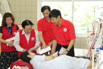 越南红十字会向和平省严重医疗事故中的患者提供援助