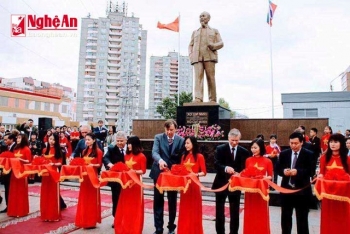 在列宁故乡建设胡志明主席雕像