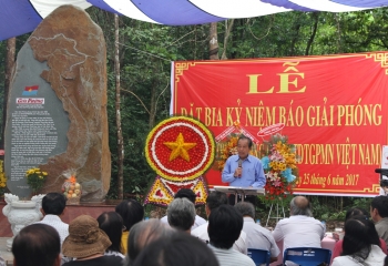 越南《解放报》纪念碑落成