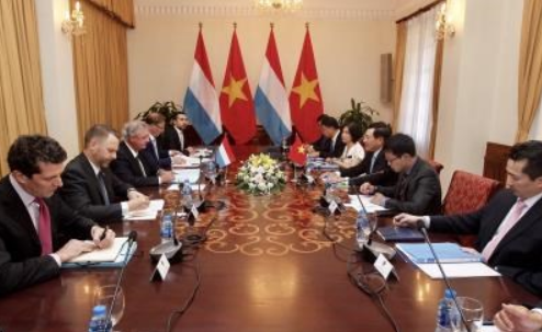越南政府副总理兼外交部长范平明与卢森堡大公国外交和欧洲事务大臣让·阿塞尔博恩举行会谈