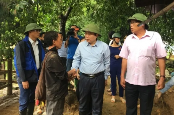 越南国会副主席冯国显视察莱州省洪灾灾情